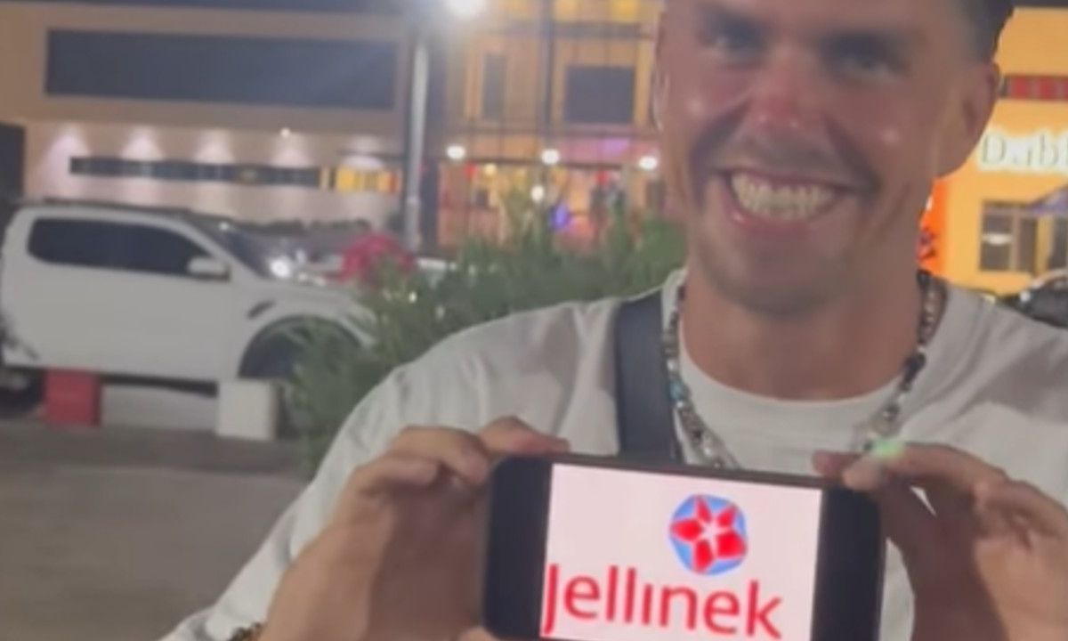 André Hazes bespot zijn eigen drugsverslaving met rare grap (video)