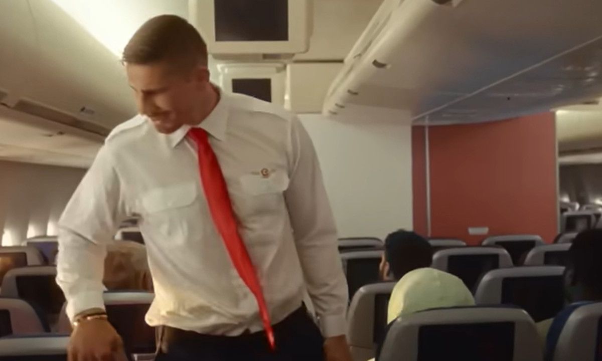 ZIEN: Rico Verhoeven speelt piloot in flight safety-video Corendon