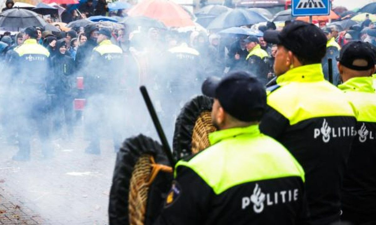 VIDEO: Kick Out Zwarte Piet-demonstranten bekogeld met vuurwerk en eieren