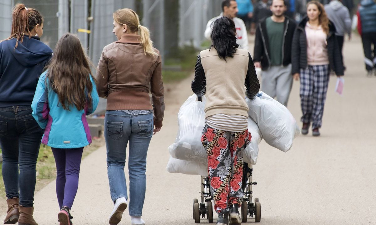 Moeder met 5 kinderen moet AZC Katwijk verlaten na weigeren woning