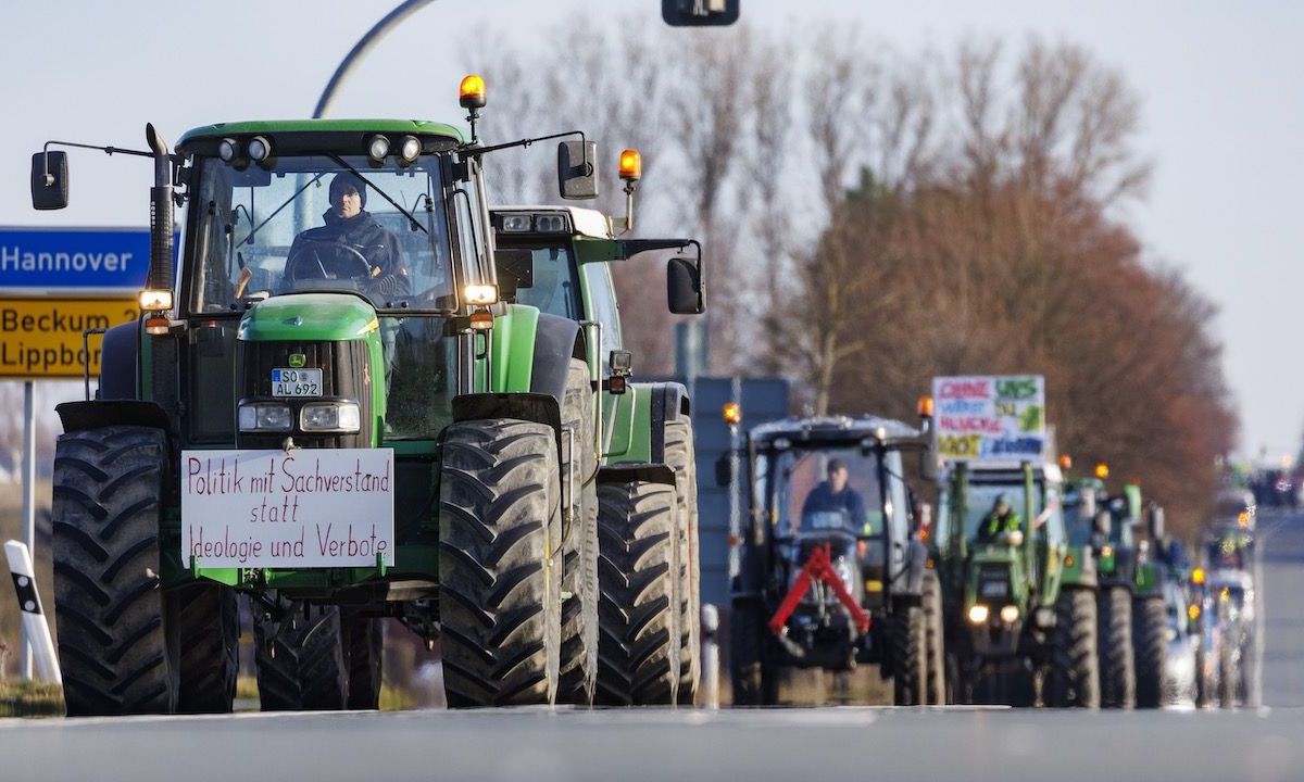 Boeren zijn er klaar mee en leggen Duitsland plat, ook grensovergangen geblokkeerd