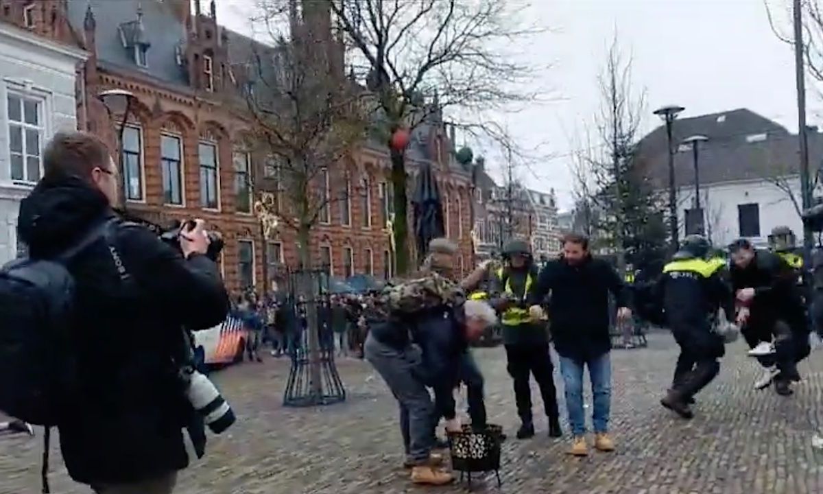 Beelden: Pegida-voorman aangevallen na verbranden koran in Arnhem