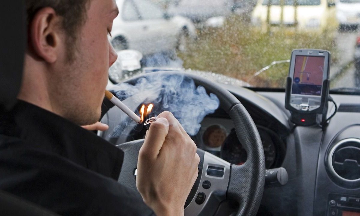Partij van Pieter Omtzigt wil roken in de auto verbieden