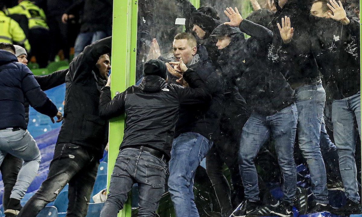 Video: boze supporters bestormen het veld tijdens Vitesse - Feyenoord