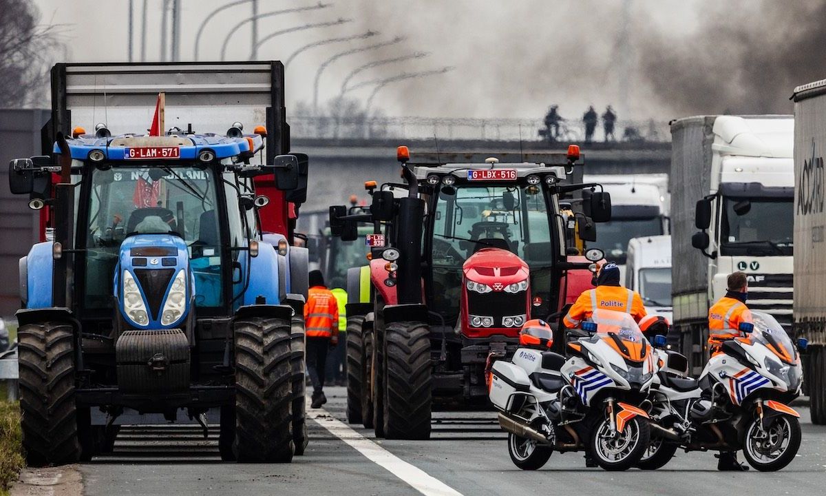 Boeren blokkeren grensovergang van Maastricht naar Luik