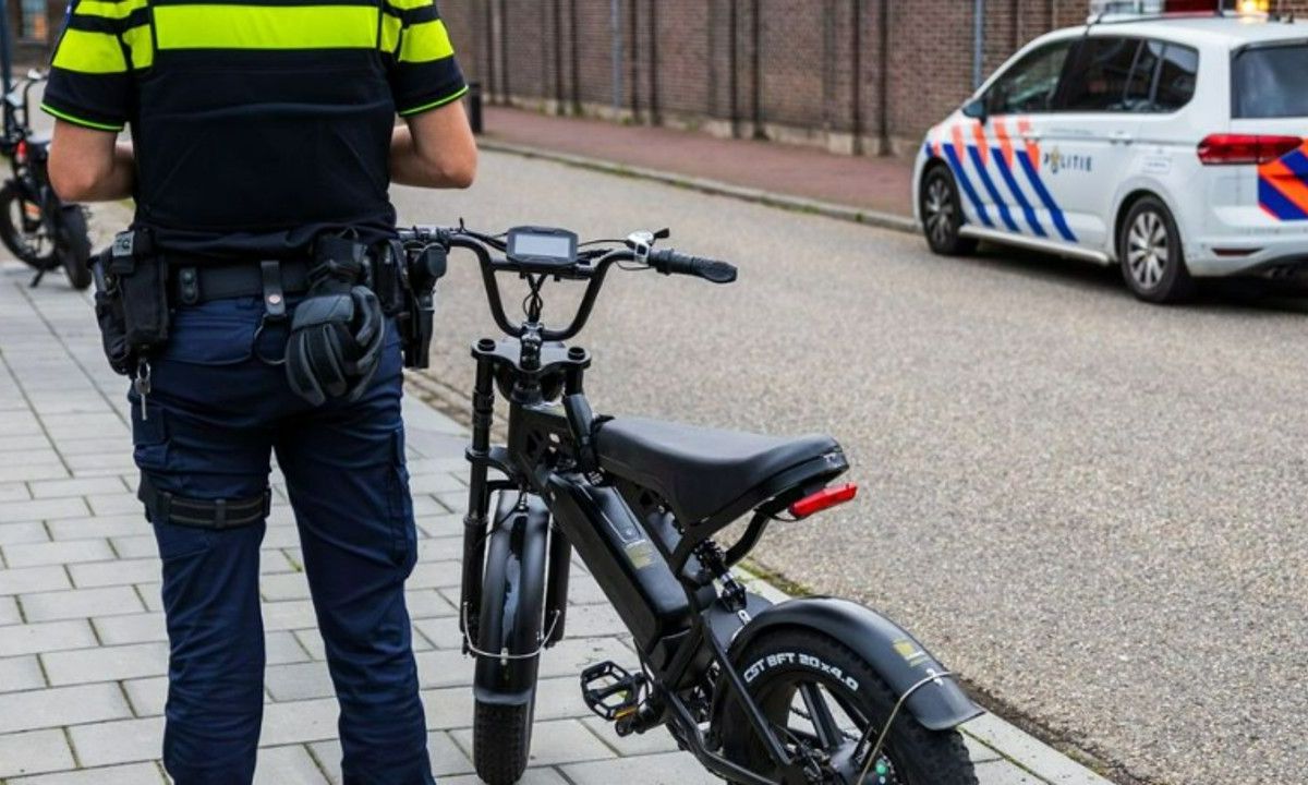 Politie gaat streng optreden tegen te snelle elektrische fietsen: '290 euro boete'