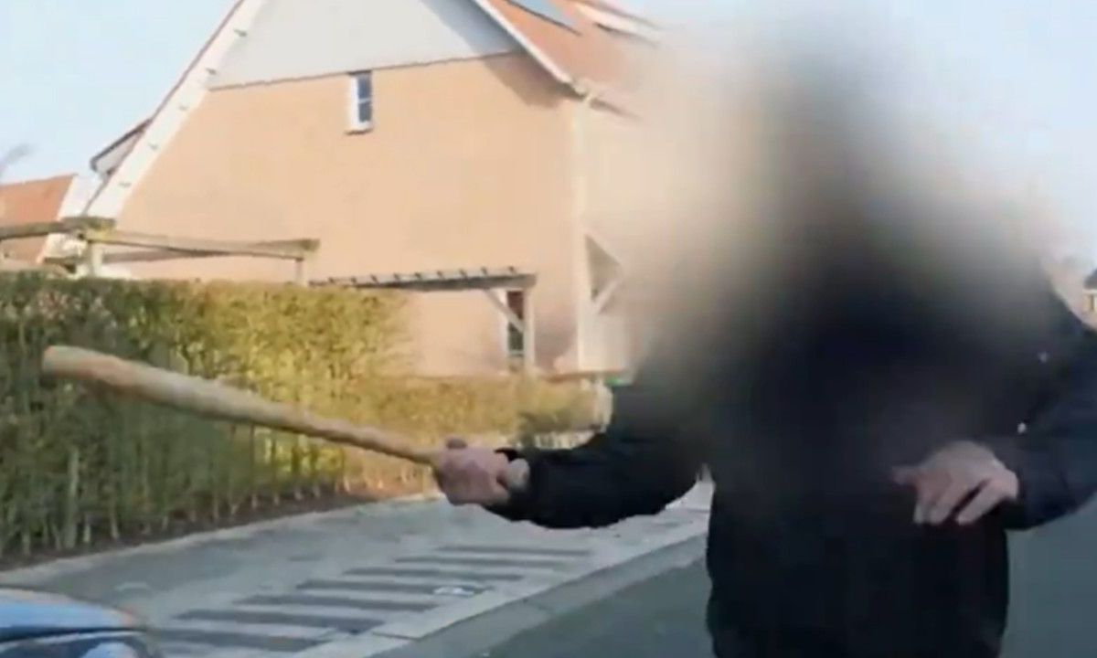VIDEO: Man ziet auto weggesleept worden en wil het sportief oplossen met een honkbalknuppel