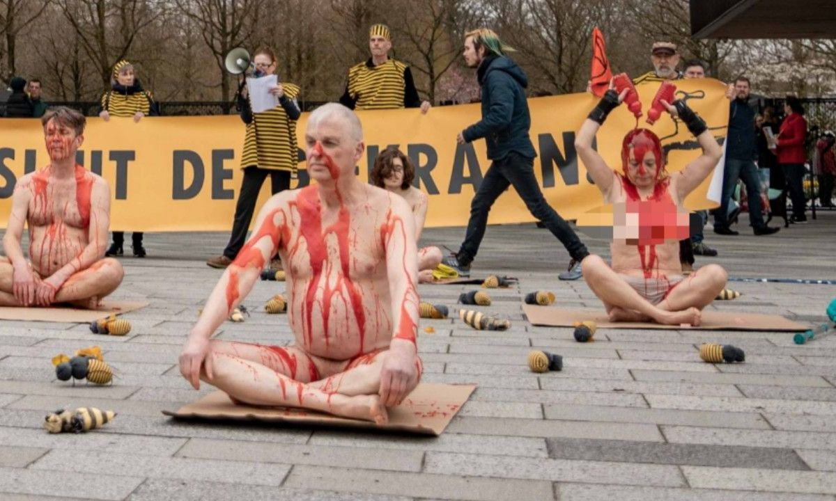 BEELDEN: Leden Extinction Rebellion gaan uit de kleren en besprenkelen zichzelf met gif