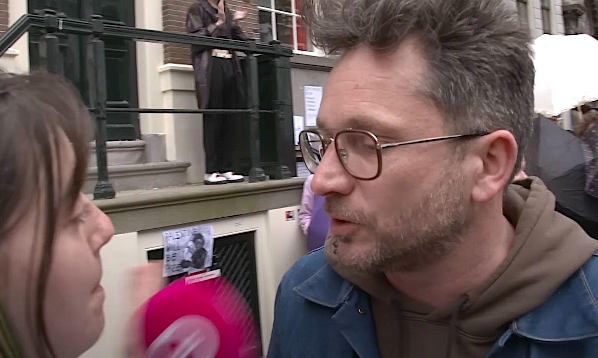 Presentator GeenStijl aangevallen door UvA-demonstranten