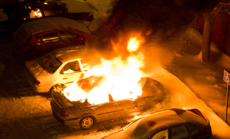 Grote brand verwoest tientallen auto’s bij Schiphol (VIDEO)