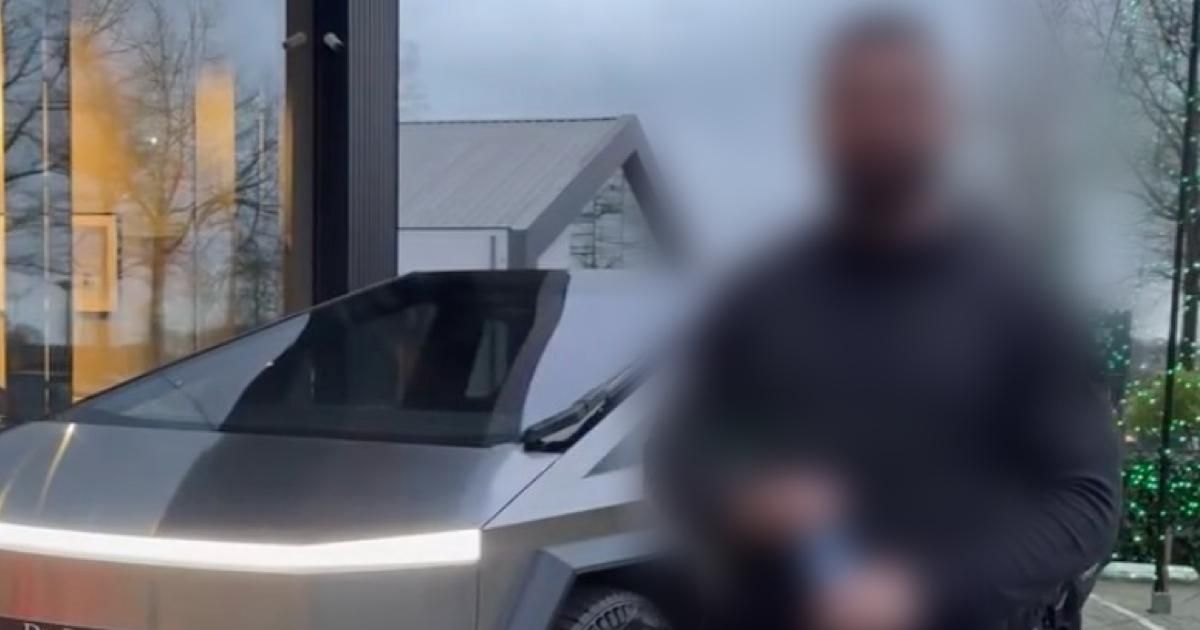 Nederlandse artiest betaalt gigantisch bedrag en is eerste Nederlander met Tesla Cybertruck (VIDEO)