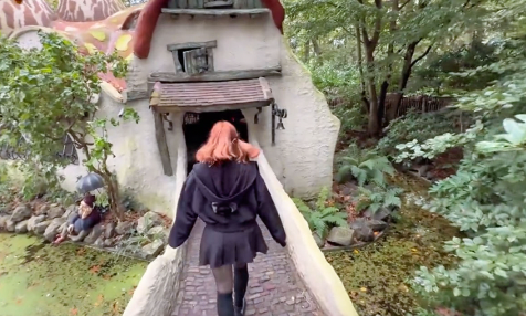 Efteling woest nadat wereldberoemde actrice pikante video opneemt in pretpark (BEELD)