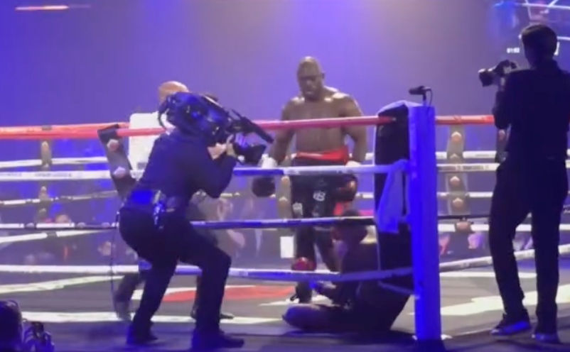 Melvin Manhoef geeft Dave Roelvink een pak rammel binnen twee rondes (BEELDEN)