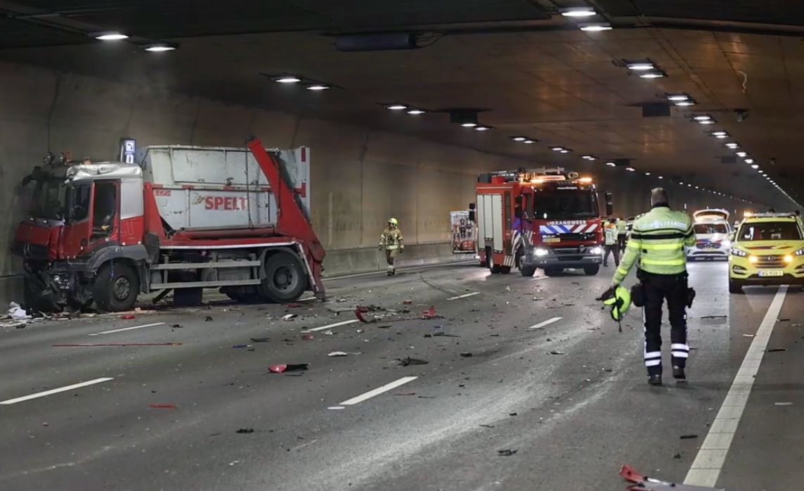 A4: Heftig ongeluk met vrachtwagens en campers veroorzaakt chaos