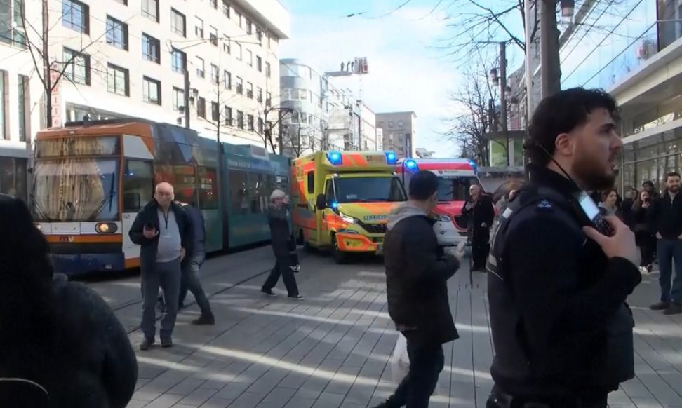 Man rijdt met hoge snelheid in op carnavals-menigte