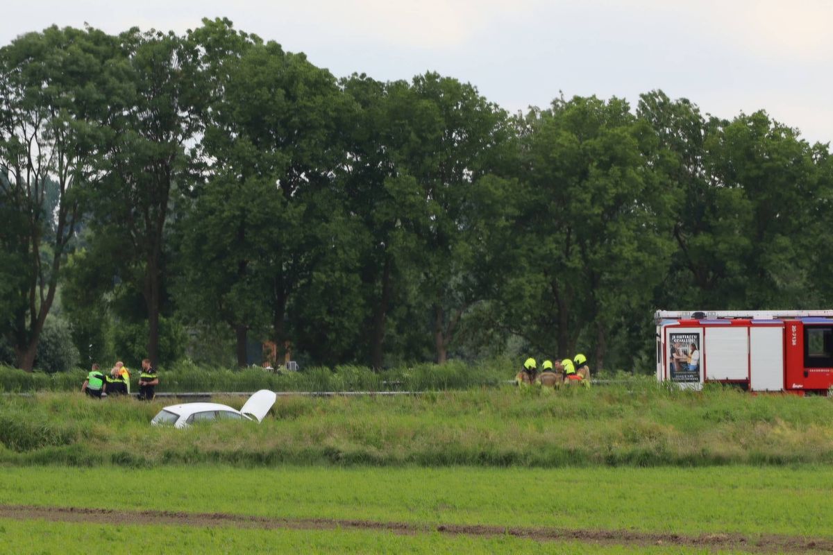 Auto raakt van de weg en eindigt in berm langs A59 bij Waspik