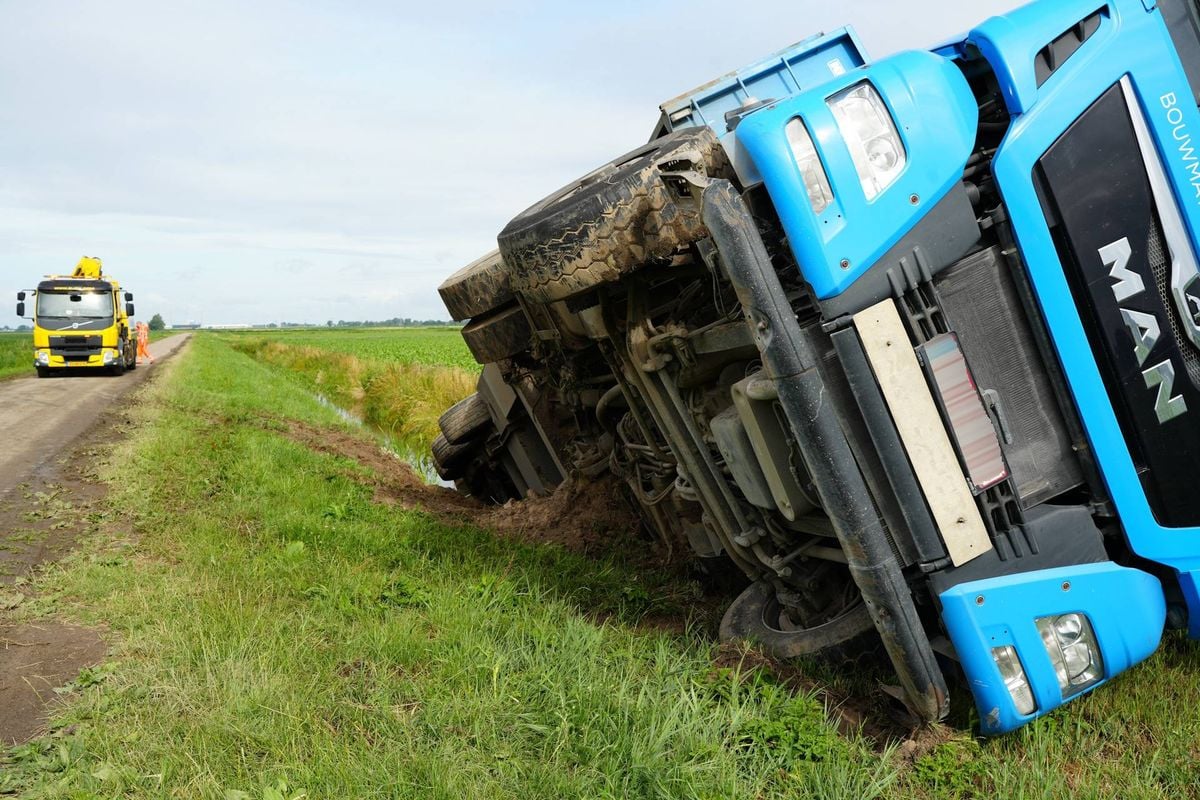 Verkeershinder door gekantelde vrachtwagen in sloot Sprang-Capelle