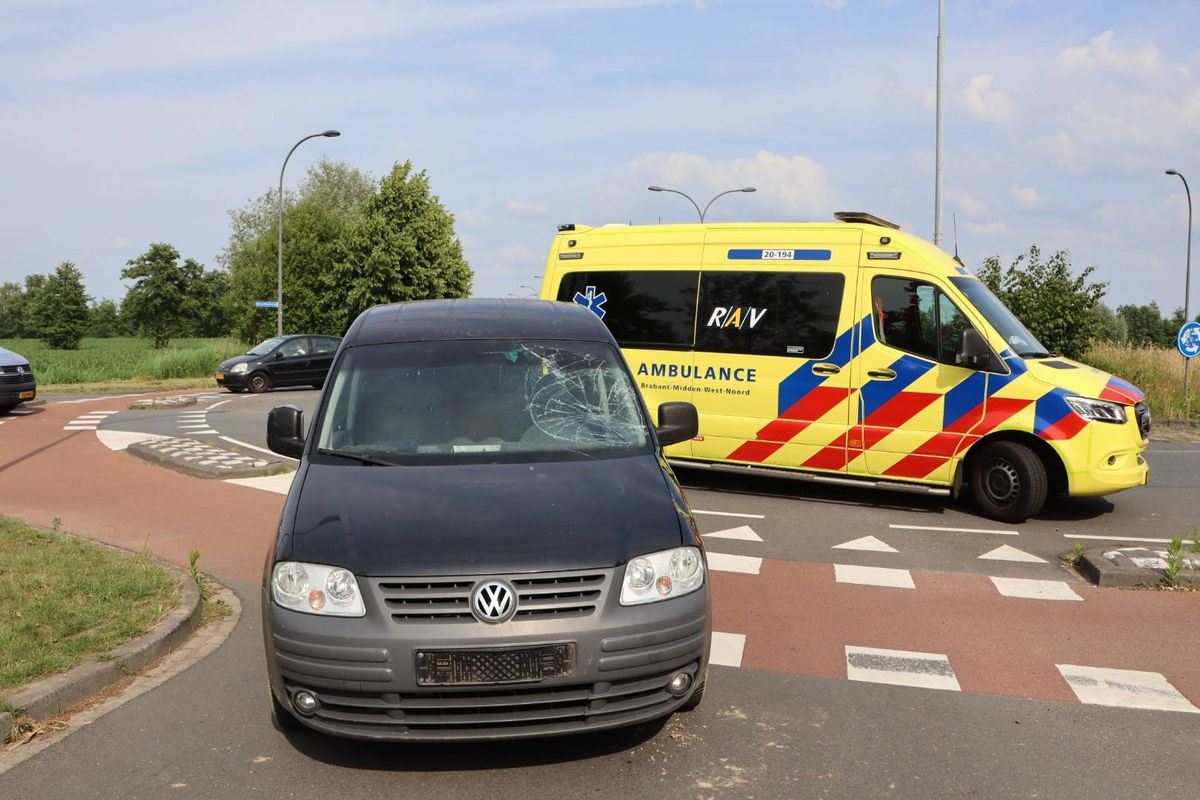 Ongeval op rotonde in Sprang-Capelle: fietsster naar ziekenhuis