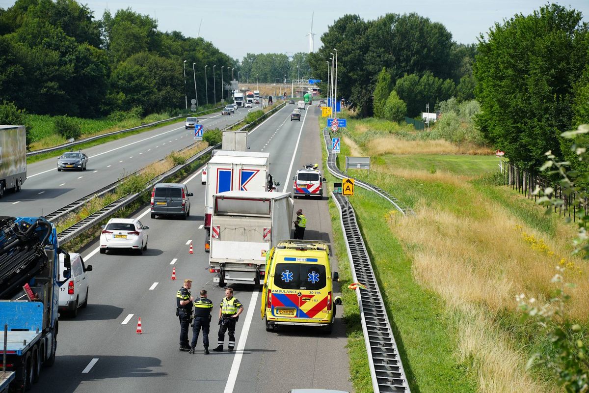 Chauffeur gewond bij aanrijding op A59 richting Hooipolder