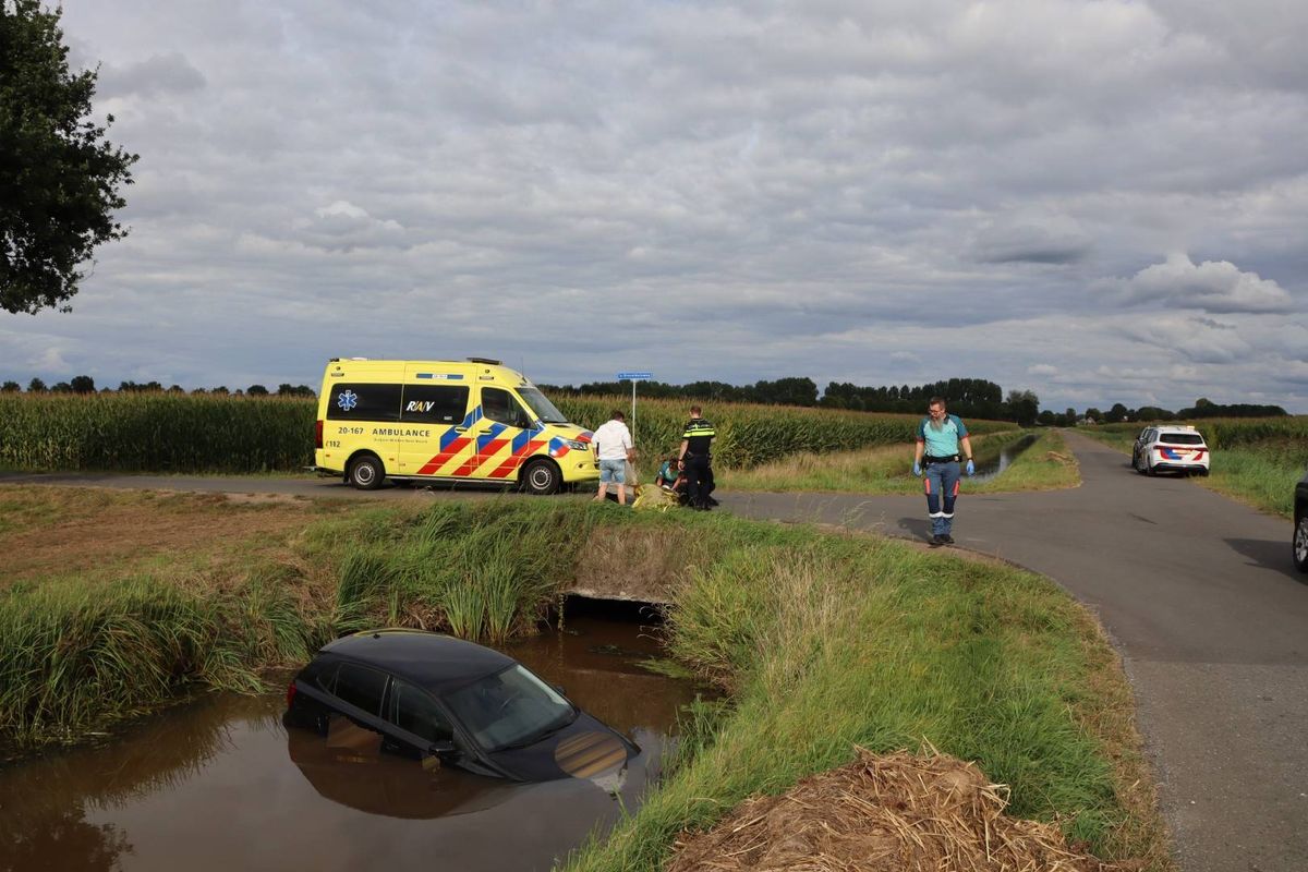 Automobilist raakt onwel en rijdt sloot in bij Waspik