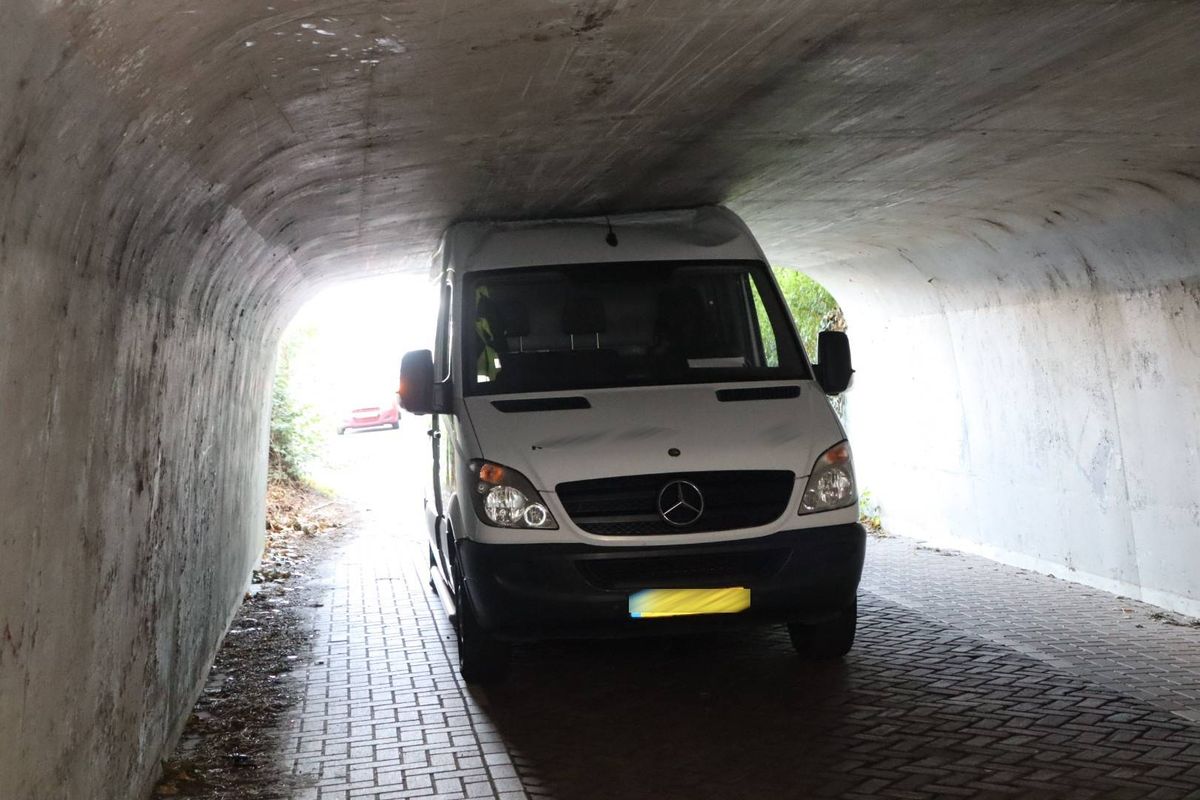 Busje rijdt zich vast onder viaduct Blokenweg Waspik