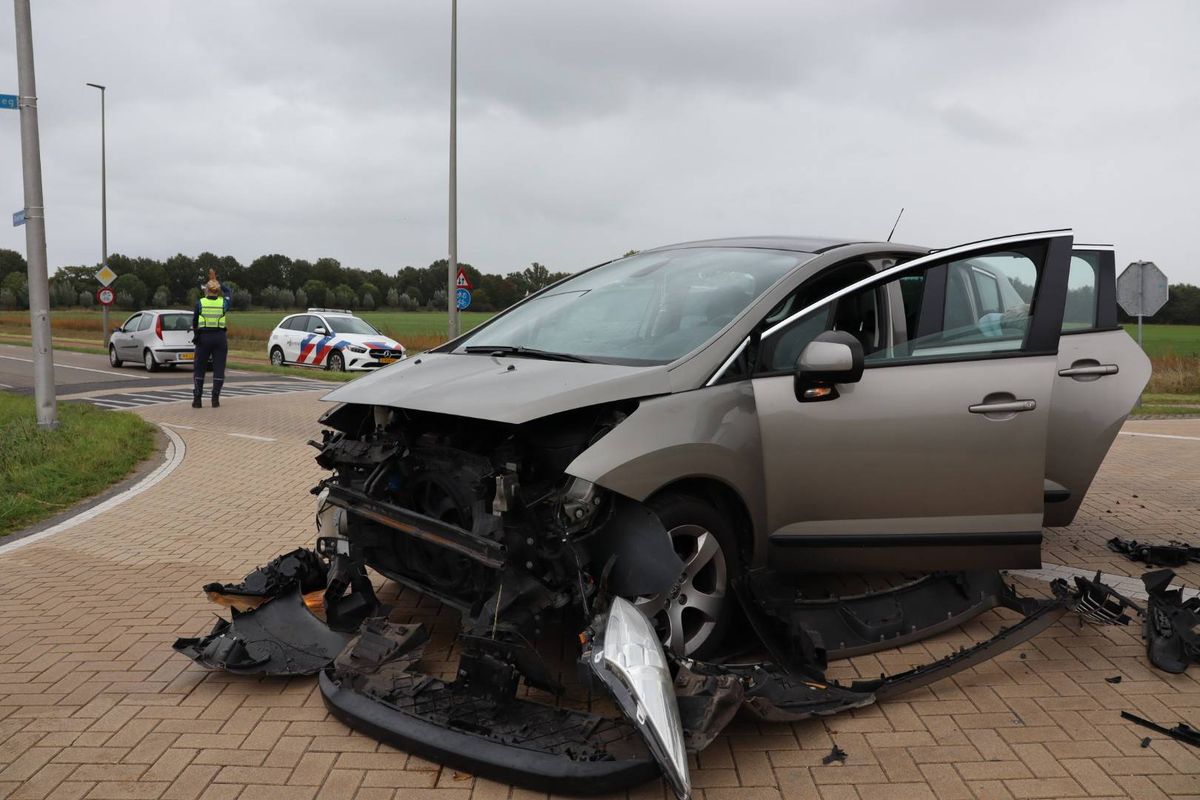 Auto’s raken zwaar beschadigd na aanrijding Overlaatweg Drunen