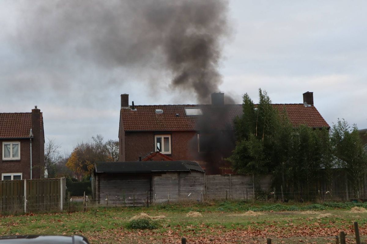 Zwarte rook door afvalverbranding in achtertuin Sprang-Capelle