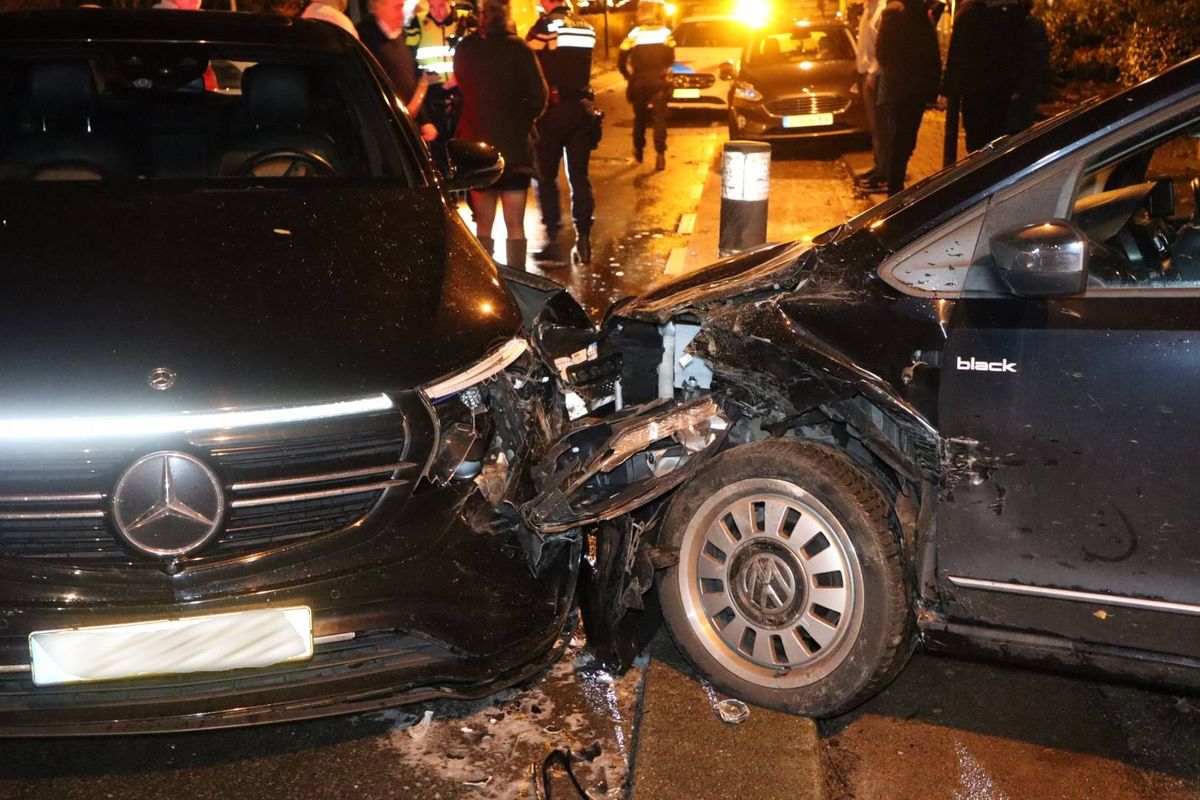 Twee auto’s frontaal in aanrijding op Wendelnesseweg Sprang-Capelle