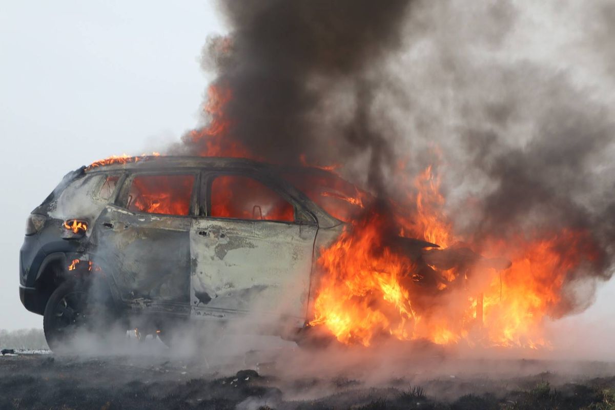 Brandweer blust autobrand in de polder tussen ’s Gravenmoer en Waspik