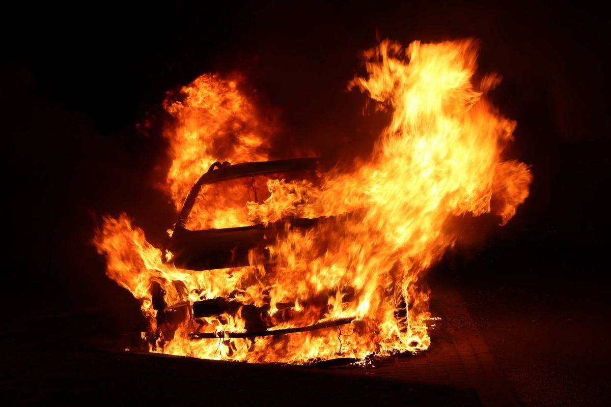 Brand verwoest geparkeerde auto aan Tilburgseweg in Sprang-Capelle