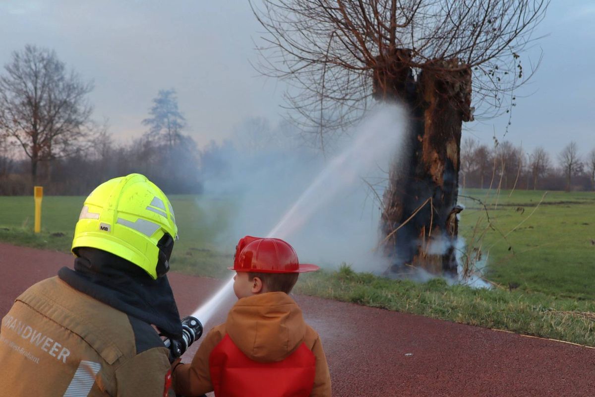 Jonge toeschouwer helpt brandweer bij brandje langs fietspad in Sprang-Capelle