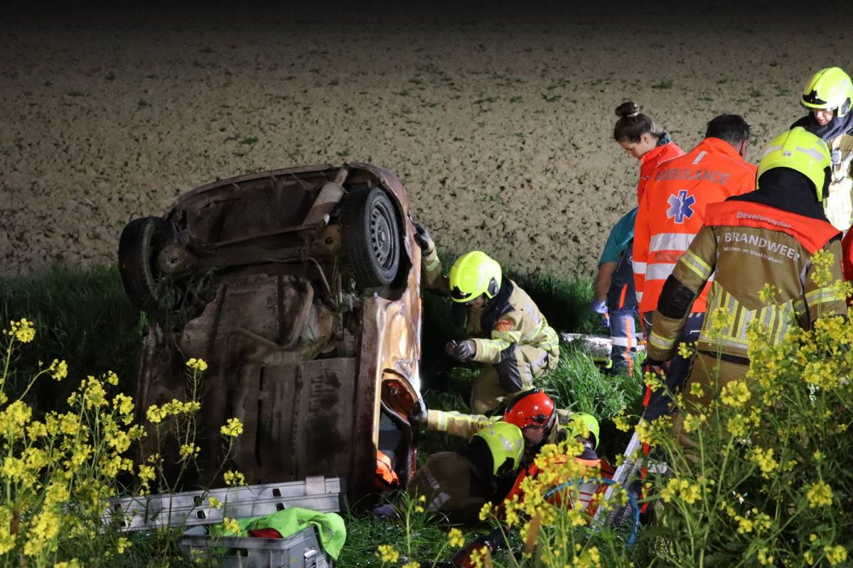Auto raakt van de weg en belandt in droge sloot Sprang-Capelle, bestuurder zwaargewond