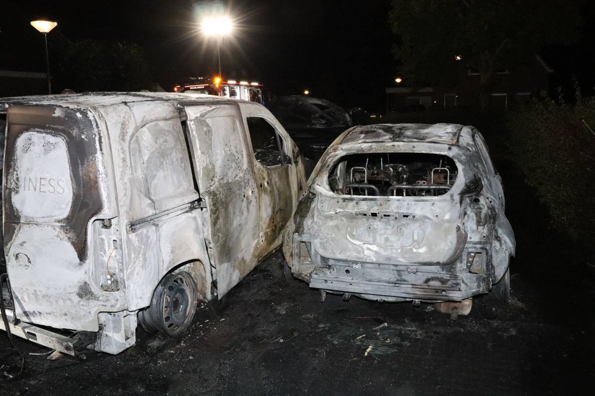 Drie auto’s verwoest door felle autobrand in Waspik