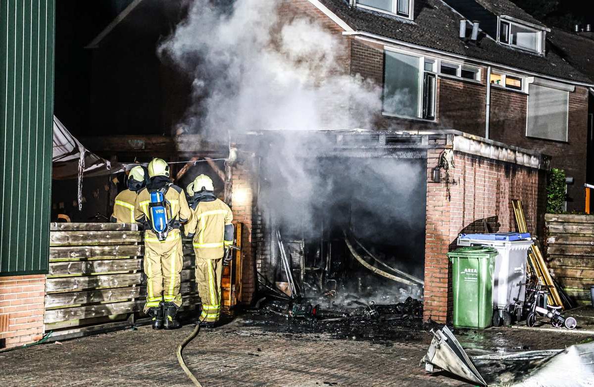 Uitslaande brand verwoest garagebox
