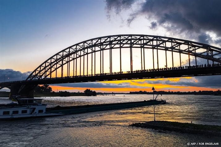 Nijmegen eert bevrijders met wandeling over Waalbrug