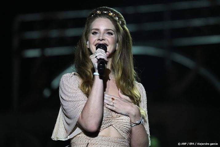 Lana Del Rey boos om stiekeme foto's van trouwdag