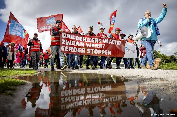 FNV schort stakingen om zwaarwerkregeling voorlopig ook op