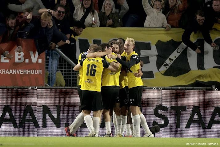 NAC Breda wint met tien man van NEC in tijdelijk gestaakt duel