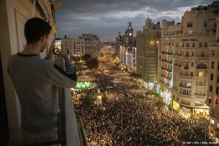 Dertig politieagenten gewond bij demonstraties in Valencia