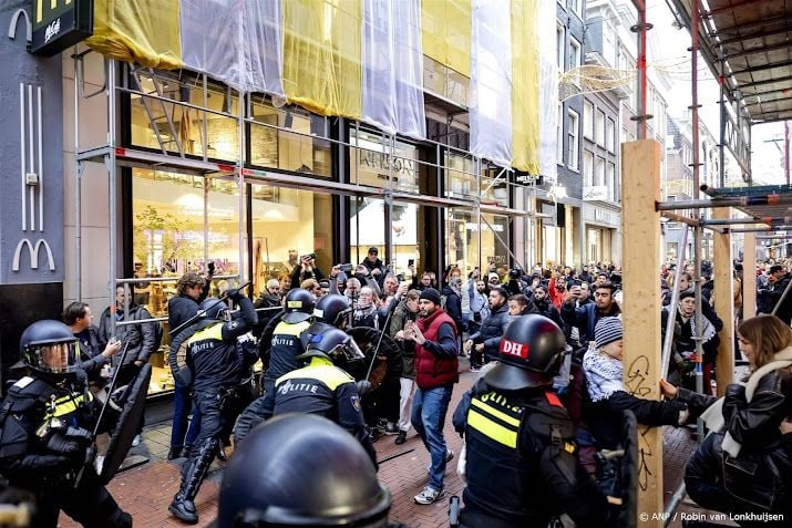 Ruim 50 aanhoudingen op en rond de Dam bij verboden protest