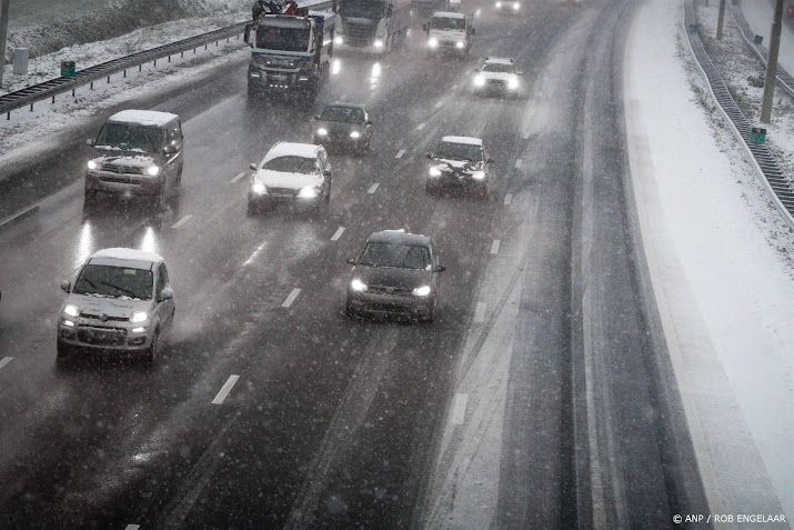 Hinder voor verkeer door gladheid, files mogelijk langer