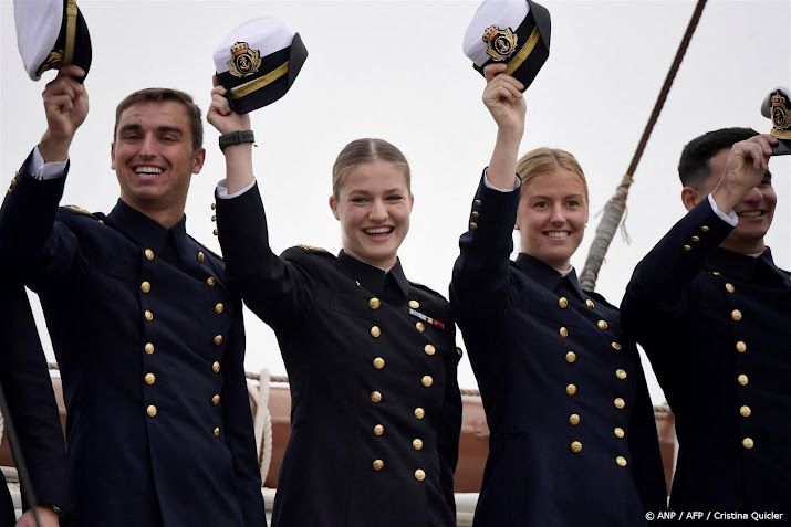 Felipe en Letizia zwaaien uitvarende Leonor in Cádiz uit