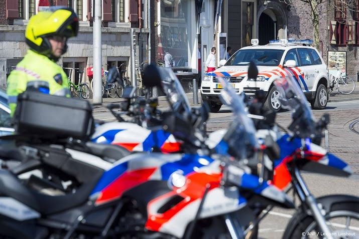 Motoragent wordt aangereden bij alcoholcontrole en raakt gewond.