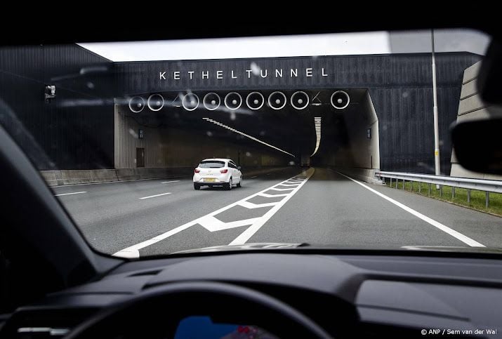 Ketheltunnel in Schiedam dicht na ongeluk.