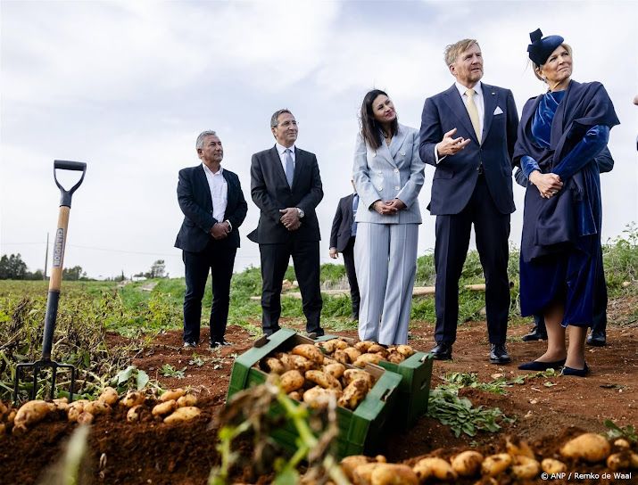 Koningspaar scoort oranje zolen op aardappelveld Cyprus