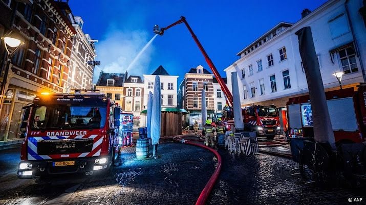 Brandweer begint grip te krijgen op brand in Arnhem