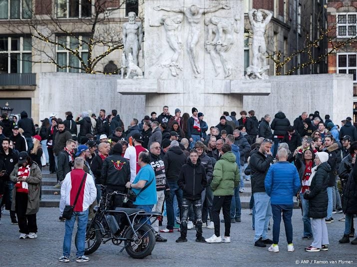 Deelnemers viering 125e verjaardag Ajax lopen door de stad