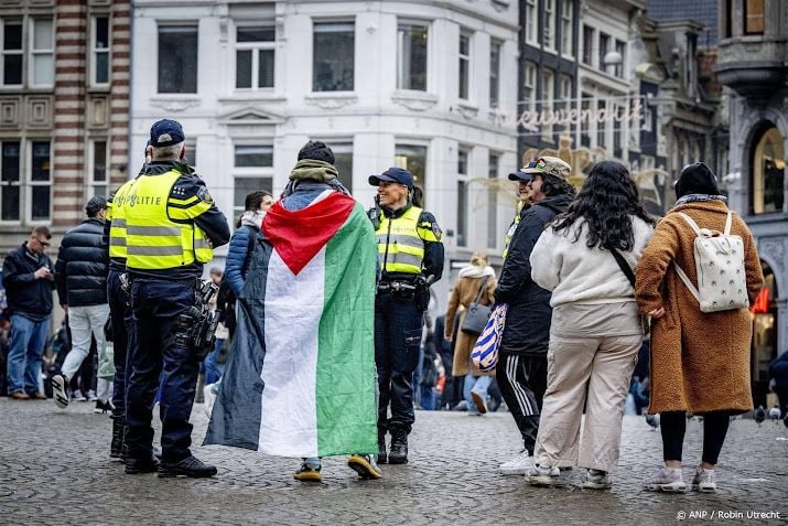 Paar honderd mensen bij sit-in voor Gaza op Amsterdam CS