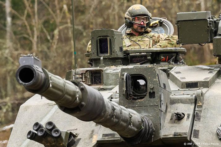William rijdt in tank tijdens bezoek aan troepen in Estland