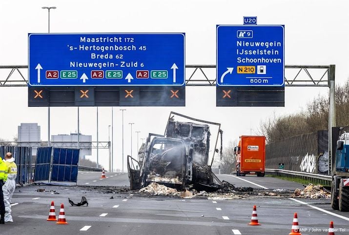 A2 bij Nieuwegein tot begin avond dicht na dodelijk ongeval.